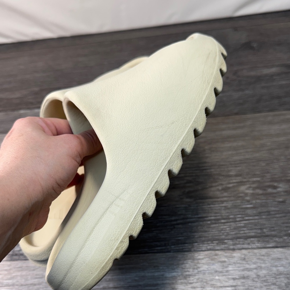 Adidas Yeezy slides Cream / woman’s size 7 (j226) - Picture 7 of 8